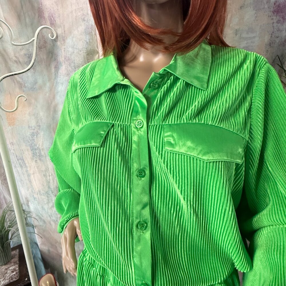 New 📌Blue B Accordion Pleated Kelly Green Long Sleeves Elastic Waist Romper - Picture 3 of 16
